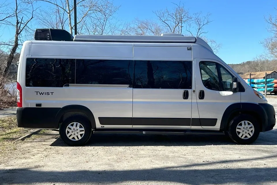 StormBreaker – 2023 Thor Motor Coach Twist Off-Grid Karavan