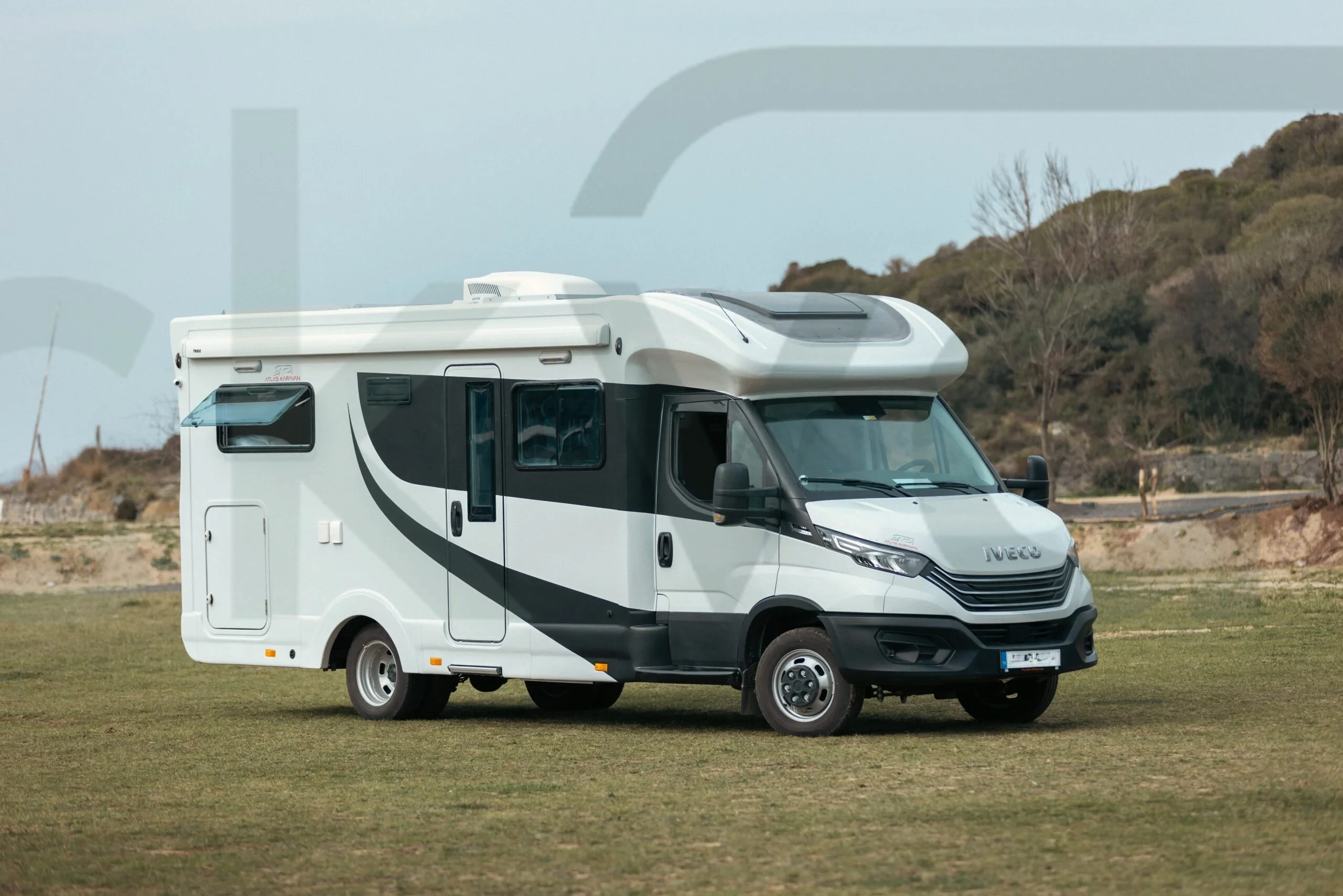 İstanbul Eyüpsultan’da Konforun Adresi: 2022 Model Otomatik Iveco Daily | 4 Kişi