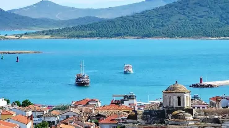 Gökçeada ve Bozcaada Karavan Rehberi: Feribot ve Kamp Kuralları