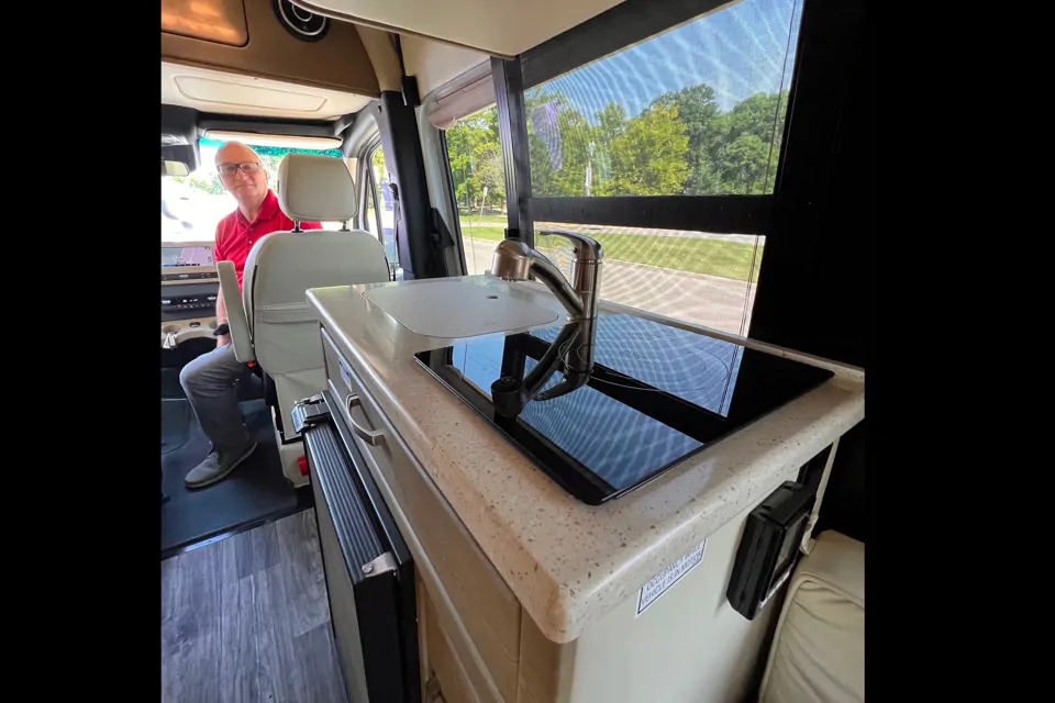 Tam Donanımlı Ford Transit Off-Grid Kampçı Karavanı